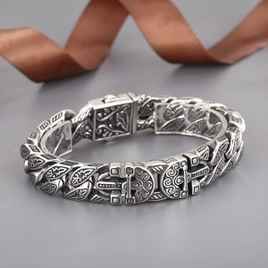 Macro di bracciale punk in acciaio con motivi egizi vintage e chiusura meccanica