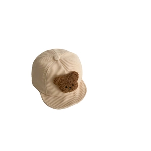 Mignonne casquette de baseball en velours côtelé beige pour bébé avec applique d'ours brun