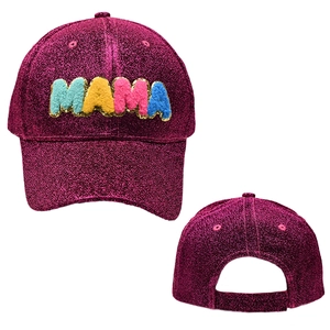 Detail der glitzernden rosaroten Baseballkappe mit bunten MAMA Chenille Patches und Pailletten