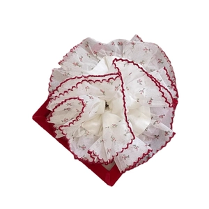 Chouchou en dentelle fleurie avec bords contrastés rouges et broderie douce pour cheveux