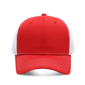Detail van een rood-witte truckerpet met ademend mesh en witte stiksels op de klep