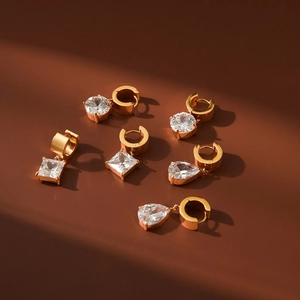 Boucles d'oreilles classiques en acier plaqué or 18 carats avec zircone étincelante et coupes variées
