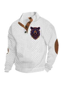 Detail van wit outdoor-sweatshirt met bruine elleboogstukken en een grafische beerprint