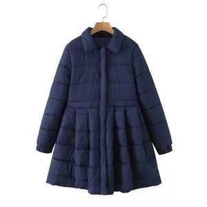 Cappotto imbottito trapuntato blu navy da donna con colletto bebè e orlo pieghettato