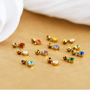 Detailopname van 18K vergulde mini zodiac hangers in diverse levendige kleuren