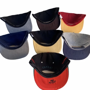 Vue détaillée de sept variantes de couleurs pour les casquettes snapback à bord plat