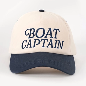 Nahaufnahme der BOAT CAPTAIN Bestickung auf einer zweifarbigen Baseballkappe aus Twill-Baumwolle