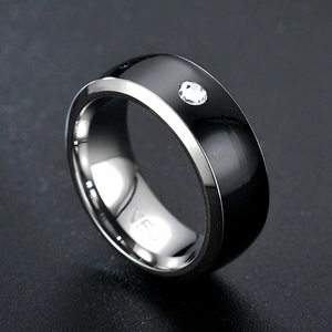 Detailansicht der NFC-Gravur im Inneren eines schwarzen Titanium-Smart-Rings mit Stein