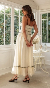 Détail de la robe trapèze blanche avec bordure contrastée noire et bustier plissé