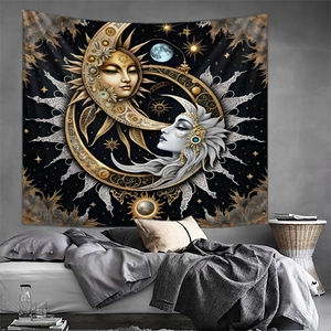 Détail d'une tapisserie bohème soleil et lune sur un mur de chambre aux motifs dorés