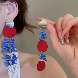 Boucles d'oreilles fleurs bleu Klein avec aiguilles en argent et accents corail rouge