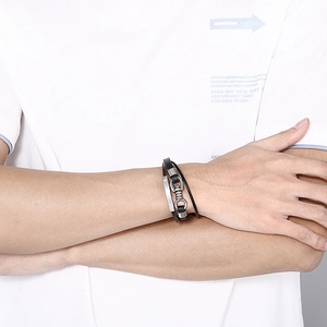 Détail du bracelet en cuir tressé noir multicouche avec fermoir en acier inoxydable