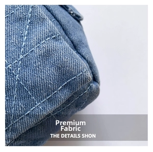 Primo piano del denim azzurro chiaro slavato, con impunture a rombi e cuciture ben visibili