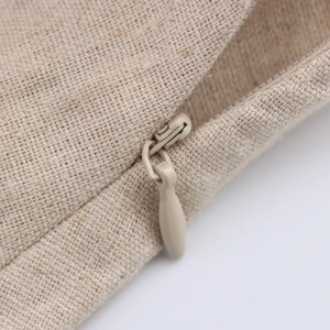 Dettaglio della cerniera invisibile su gonna lunga casual in lino color beige