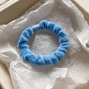 Vista dettagliata della trama dell'elastico in velluto azzurro in una scatola