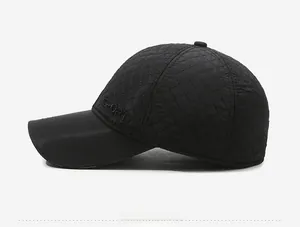 Détail de casquette de baseball noire d'hiver avec matelassage et broderie SPORT