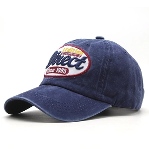Détail d'une casquette en coton délavé avec broderie rétro et visière à coutures renforcées