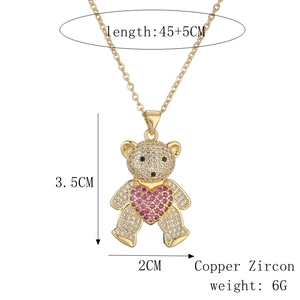 Détail du pendentif ours montrant taille 3.5x2cm et longueur 45+5cm sur collier zircon
