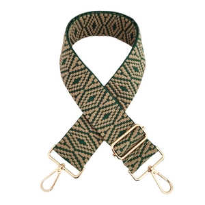 Détail d'une bandoulière tissée réglable avec motifs losanges verts et crochets