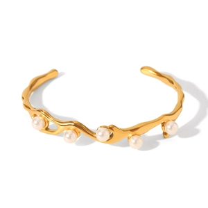 Elegante bracciale rigido a onde in acciaio dorato 18k con cinque perle bianche e stile minimalista