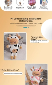 Dettaglio portachiavi a forma di mucca in peluche con macchie nere e rosa e cotone PP