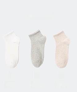 Flache Ansicht von Baumwollsocken in Weiß, Hellgrau und Khaki mit gerippten Bündchen
