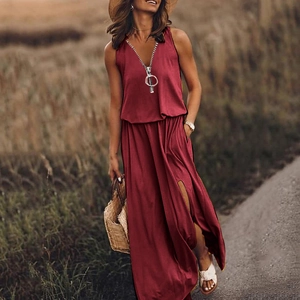 Robe longue sans manches bordeaux avec col en V zippé et fente latérale sur le modèle
