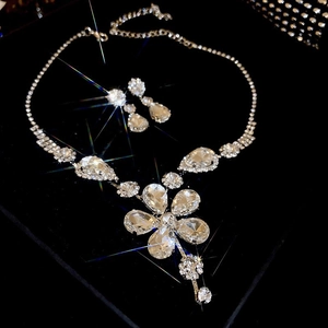 Silbernes Schmuckset mit Blumenkette und Tropfenohrringen mit glänzenden Zirkonia