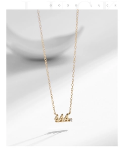 Détail du collier en argent 925 avec pendentif numéro 444 et petite pierre précieuse
