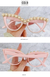 Dettaglio di occhiali da sole cat-eye rosa con fiori di perle e decorazioni in strass