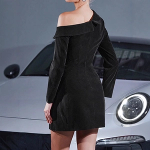Detail van de zwarte fluwelen jurk met de off-shoulder mouw en slanke getailleerde pasvorm