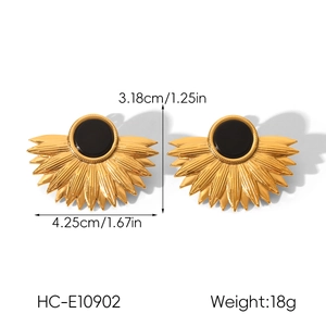 Detail view of 18K gold leaf fan earrings with size 4.25cm by 3.18cm and weight 18g