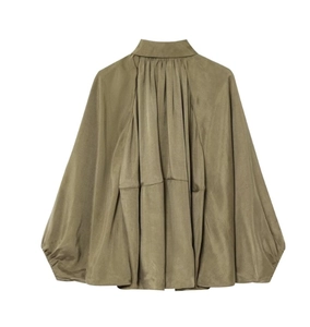 Détails du dos d'une chemise en popeline olive avec plis et col montant pour femmes
