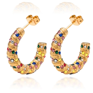 Orecchini a cerchio a U placcati oro 18K con zirconi cubici colorati su sfondo bianco