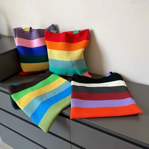 Regenbogen gestreifte Strick-Tragetasche für Damen mit vier farbenfrohen Mustern in hoher Qualität