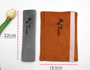 Detalle de fundas de felpa para cinturón con medidas 22cm y bordado de cute traveler