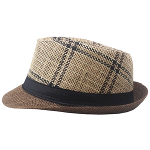 Dettaglio di un cappello fedora in paglia intrecciata bicolore con nastro nero e trama