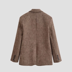 Vue arrière du blazer marron foncé à chevrons avec coupe ajustée et boutons aux manches