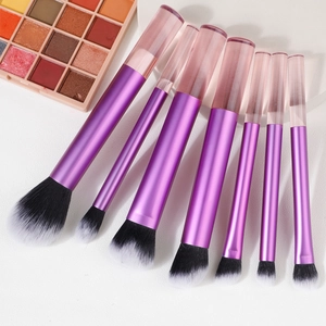 Dettaglio di 7 pennelli da trucco con tubi in metallo viola e manici in acrilico rosa