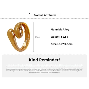 Bracciale rigido dorato lucido dal design scultoreo con misure 6,7x3,5 cm e peso 55,5 g