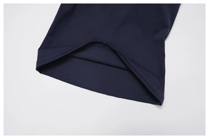Dettaglio ravvicinato delle cuciture dell'orlo sul gilet sportivo blu scuro traspirante