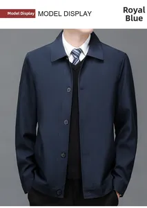 Detail der königsblauen Businessjacke mit Reverskragen und klassischem Knopfverschluss