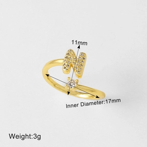 Gedetailleerde weergave van gouden open ring met letter M en micro-zirkonia stenen