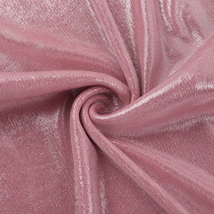 Vista macro del tessuto oro rosa con lucentezza metallica e dettagli plissettati fini