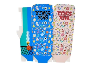 Détail de boîtes cadeaux Back to School avec motifs de fournitures scolaires