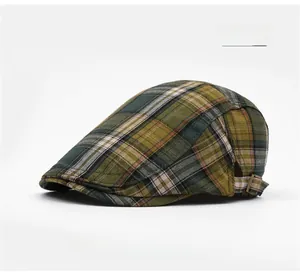 Détail d'une casquette plate à carreaux verts avec boucle métallique ajustable