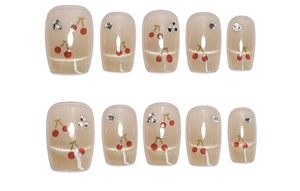 Détail de 10 faux ongles cerise avec base œil de chat nude et strass scintillants