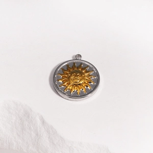 Gros plan du pendentif soleil bicolore en or et argent pour la création de bijoux