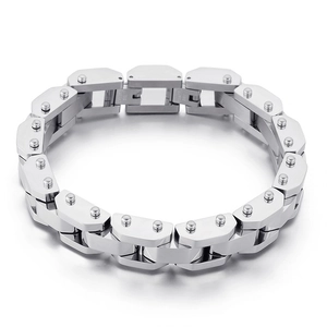 Herren Punk-Stil breites silbernes Edelstahl-Kettenarmband mit Nietendetails auf weißem Grund