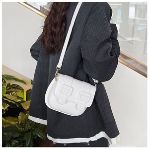 Vue latérale du sac selle blanc de style britannique en cuir lisse avec des boucles